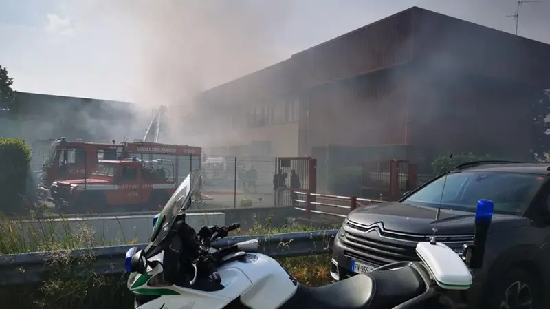 L'incendio in un capannone di via Labirinto