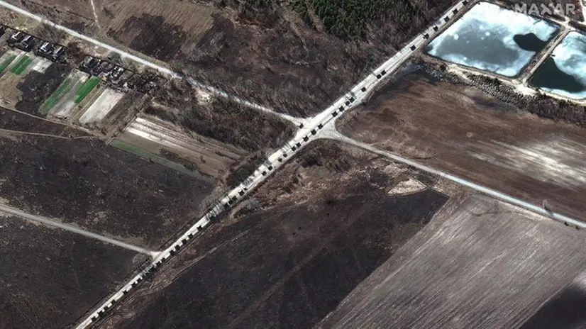 Ucraina, convoglio militare russo di 60 km ripreso da un satellite