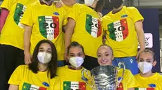 È qui la festa: le ragazze della Brixia con le magliette gialle e il Tricolore già sul petto - © www.giornaledibrescia.it