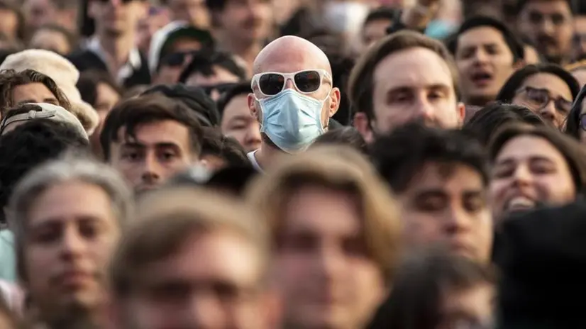 Un uomo indossa la mascherina per assistere a un concerto - Foto Ansa/Epa © www.giornaledibrescia.it
