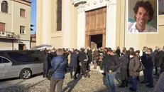 Ghedi: folla ai funerali di Francesco Scalvini, morto 5 anni dopo la rapina