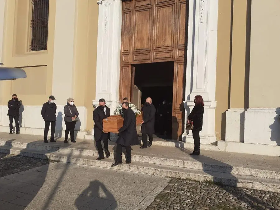 Ghedi: folla ai funerali di Francesco Scalvini, morto 5 anni dopo la rapina