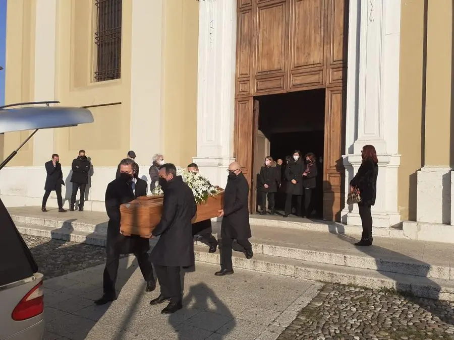 Ghedi: folla ai funerali di Francesco Scalvini, morto 5 anni dopo la rapina