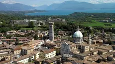 Una veduta aerea di Lonato del Garda, paese in cui è avvenuta la tragedia - © www.giornaledibrescia.it
