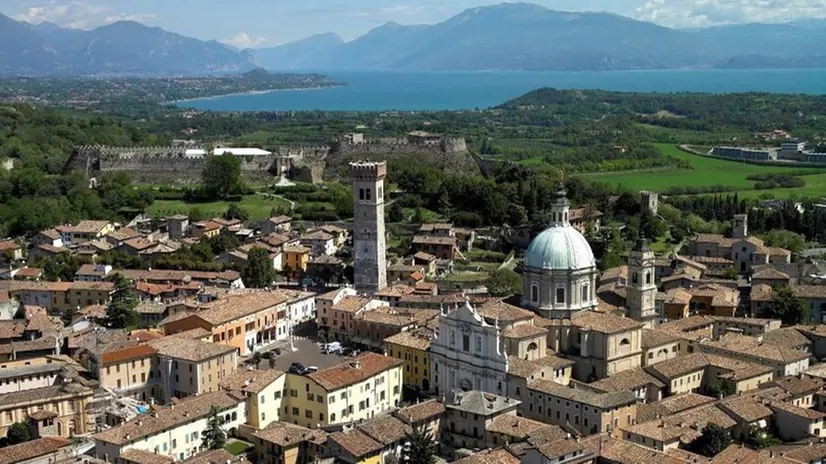 Una veduta aerea di Lonato del Garda, paese in cui è avvenuta la tragedia - © www.giornaledibrescia.it