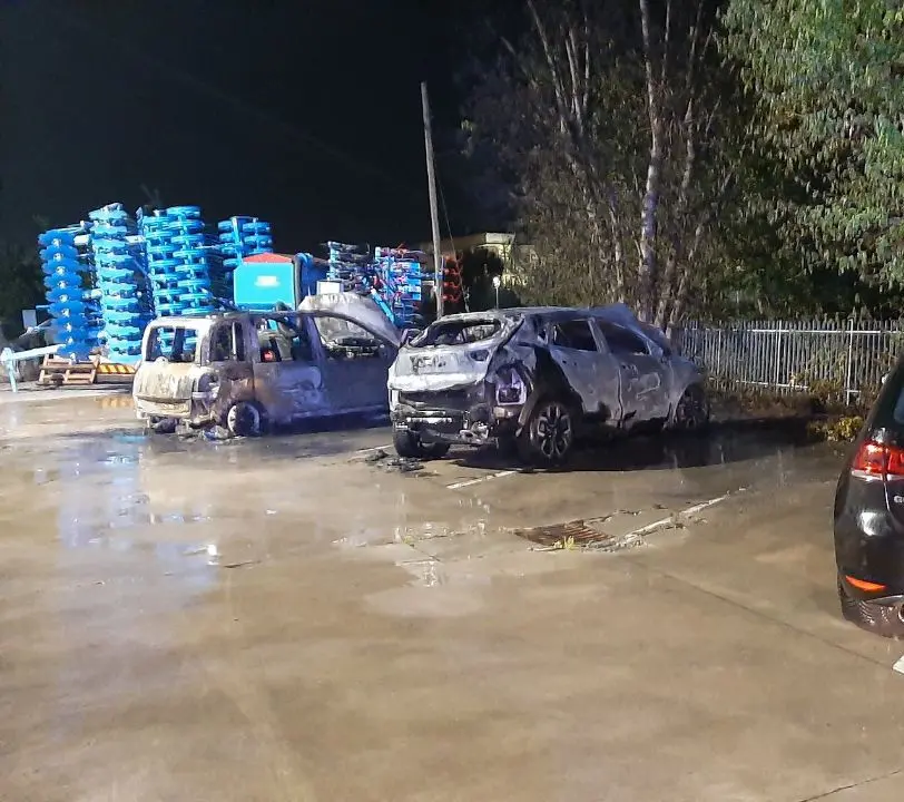 Le due auto andate a fuoco nel parcheggio di un'azienda a Leno