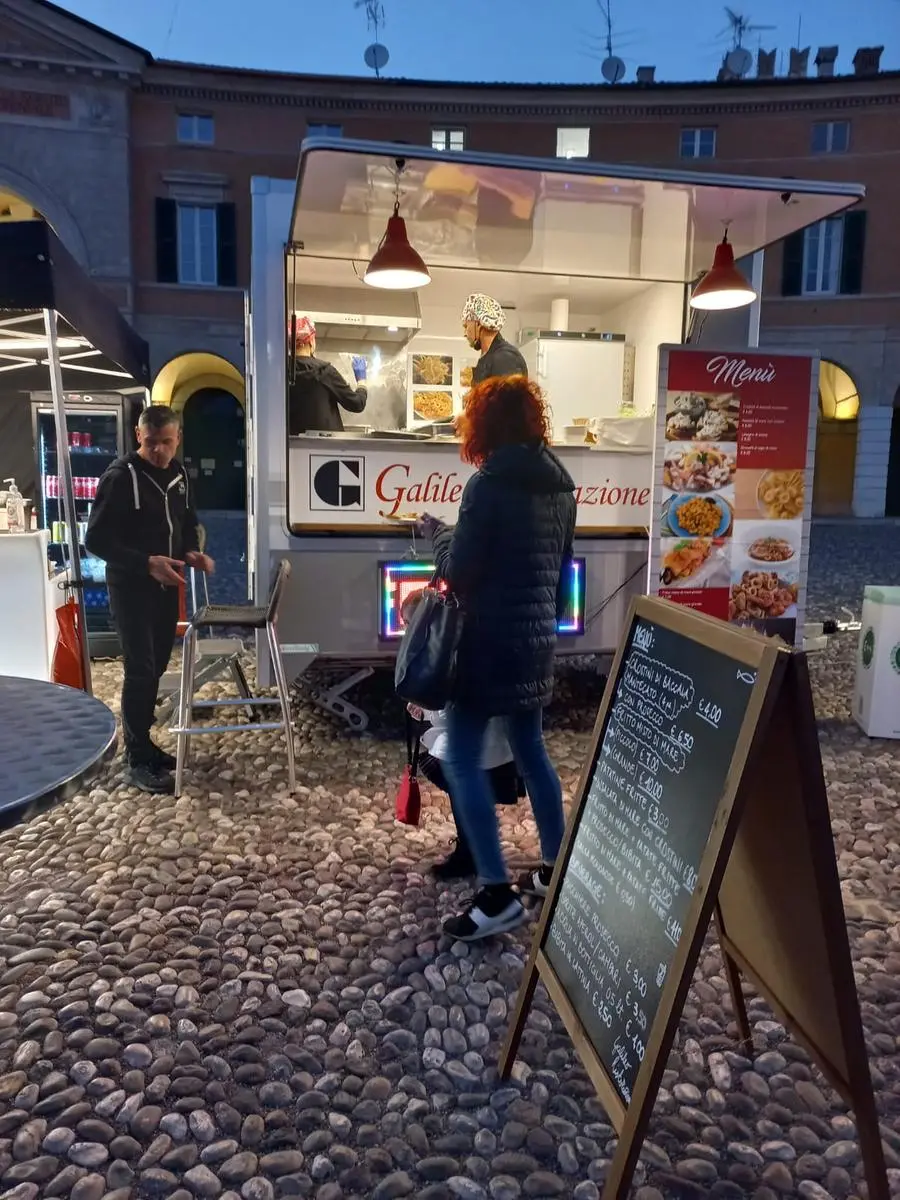 Piazza Cavour animata dal Rovato Street Food