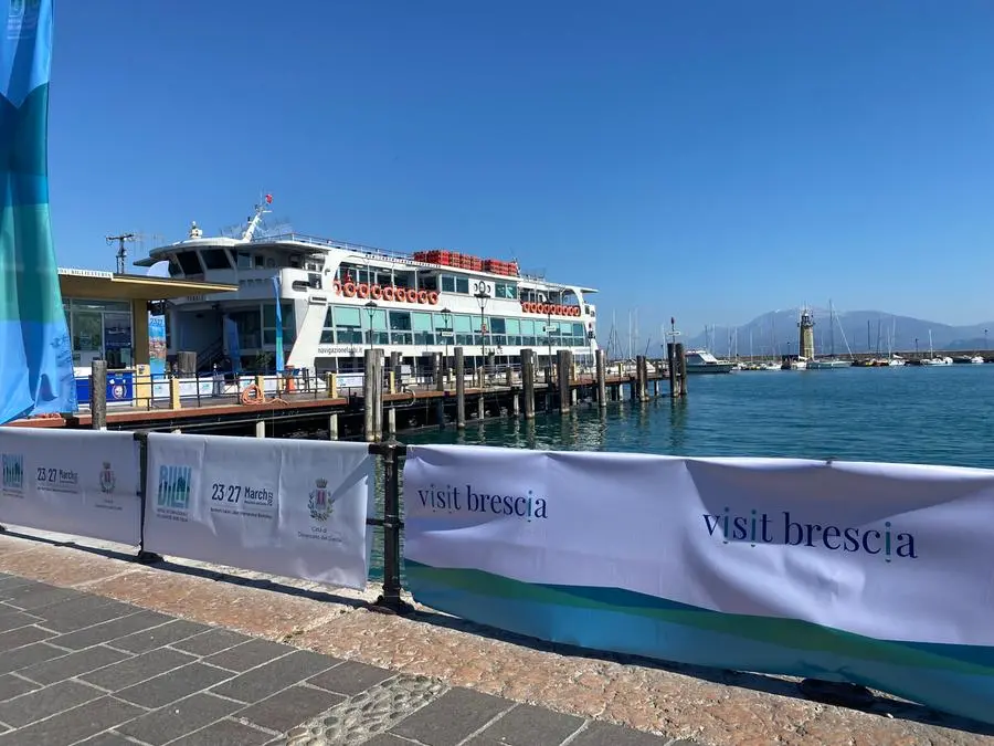La motonave Tonale nel porto di Desenzano dove ha preso il via la Borsa Internazionale