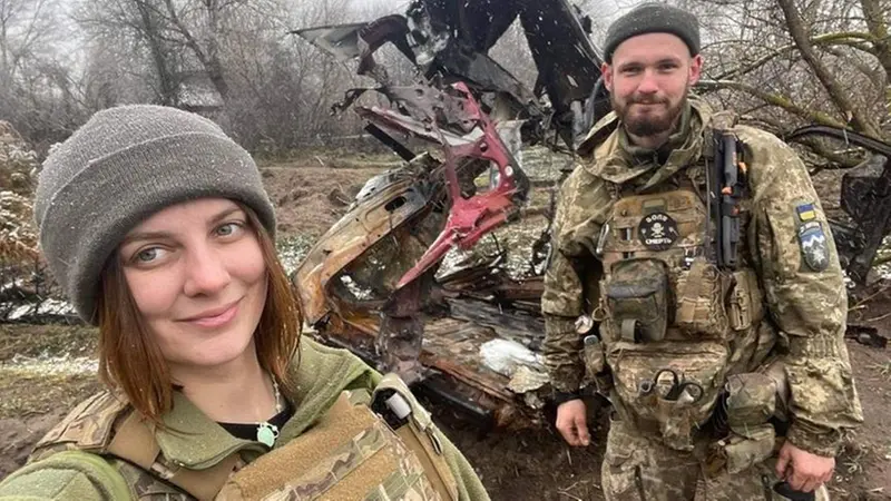 Kristina,29 anni, con l’amico militare davanti a ciò che resta dell’auto comprata grazie a parenti e amici