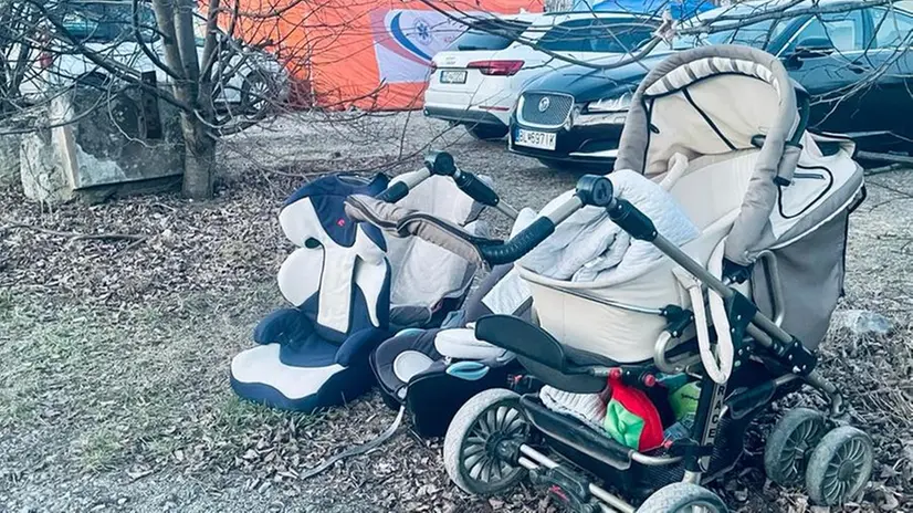 Passeggini e auto fermi gli uni accanto alle altre in un piazzale di Vel’kè Slemence, al confine tra Slovacchia e Ucraina - © www.giornaledibrescia.it
