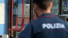 Un agente di Polizia nei pressi di una fermata del bus - © www.giornaledibrescia.it
