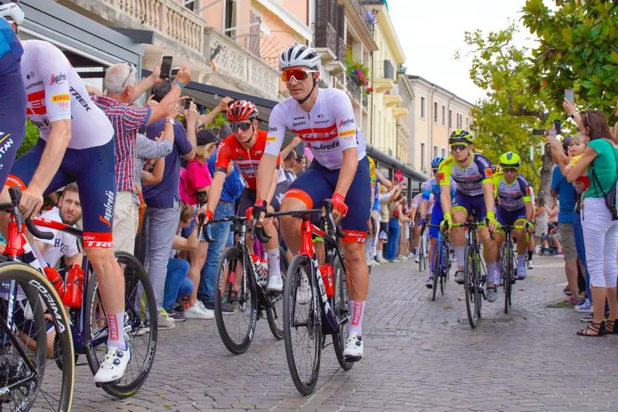 Giro d'Italia 2022, i corridori a Salò