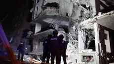 A  Kiev, un edificio residenziale è stato parzialmente distrutto a causa dei bombardamenti - Foto Ansa © www.giornaledibrescia.it
