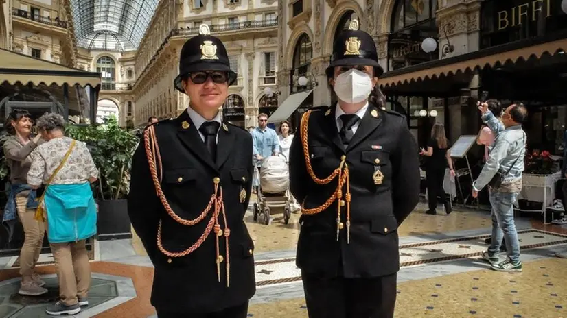 Due agenti della Locale di Milano in Galleria Vittorio Emanuele II