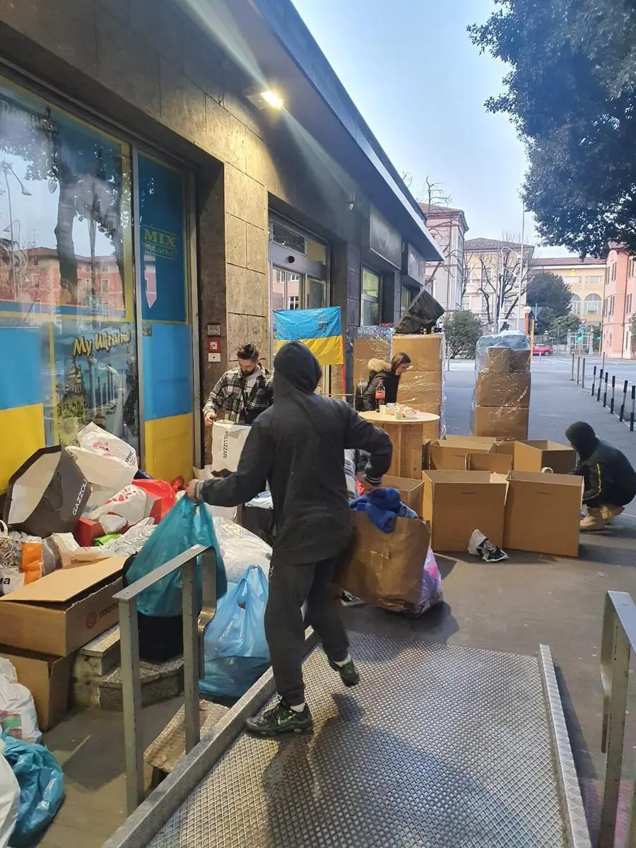 I bancali con i beni di prima necessità per l'Ucraina raccolti ieri in via Foppa