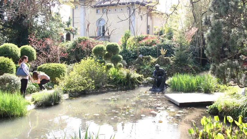 La scultura «L’acqua» di Renoir al giardino Heller di Gardone