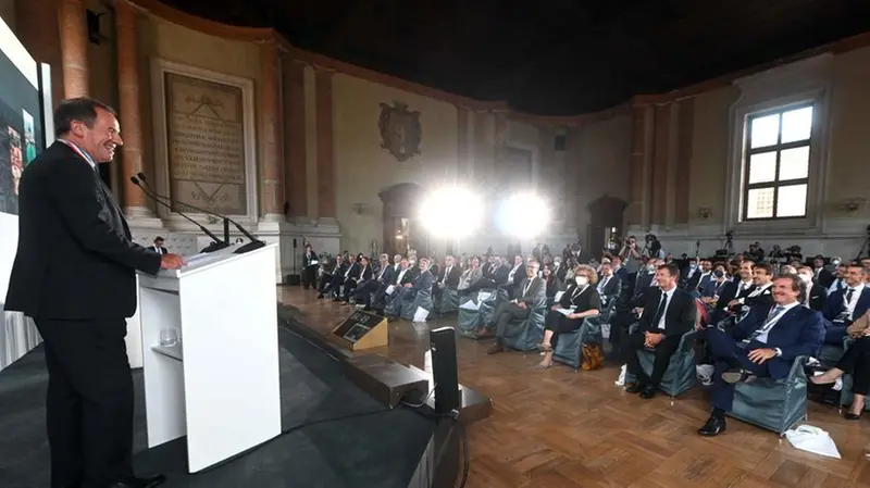 L’incontro nel salone Vanvitelliano di Palazzo Loggia - © www.giornaledibrescia.it