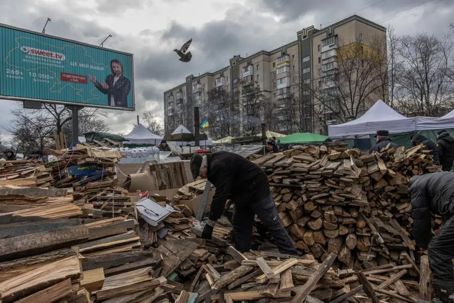 Ucraina, nei sobborghi di Kiev tra accampamenti di fortuna e funerali