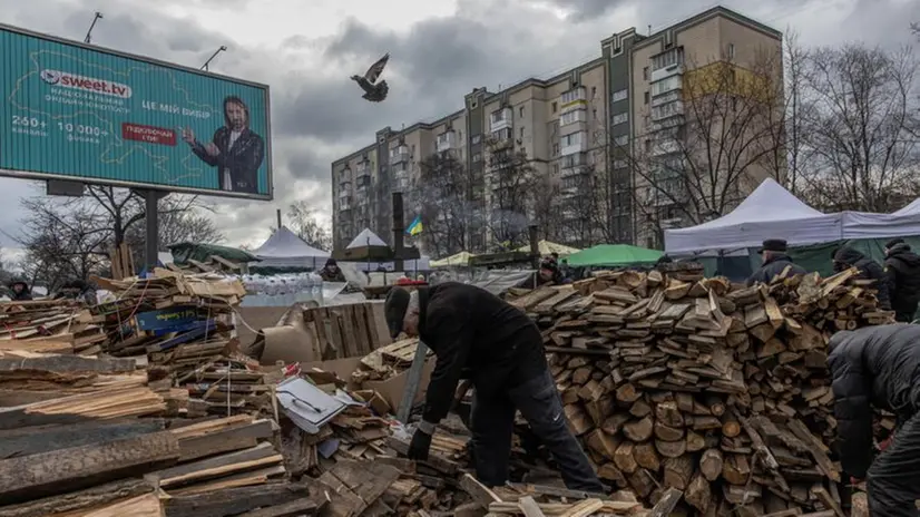 Ucraina, nei sobborghi di Kiev tra accampamenti di fortuna e funerali