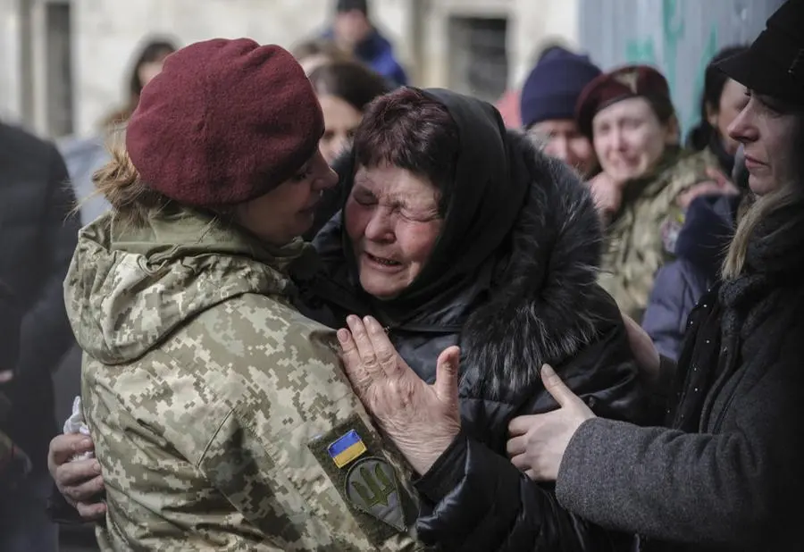 Ucraina, nei sobborghi di Kiev tra accampamenti di fortuna e funerali