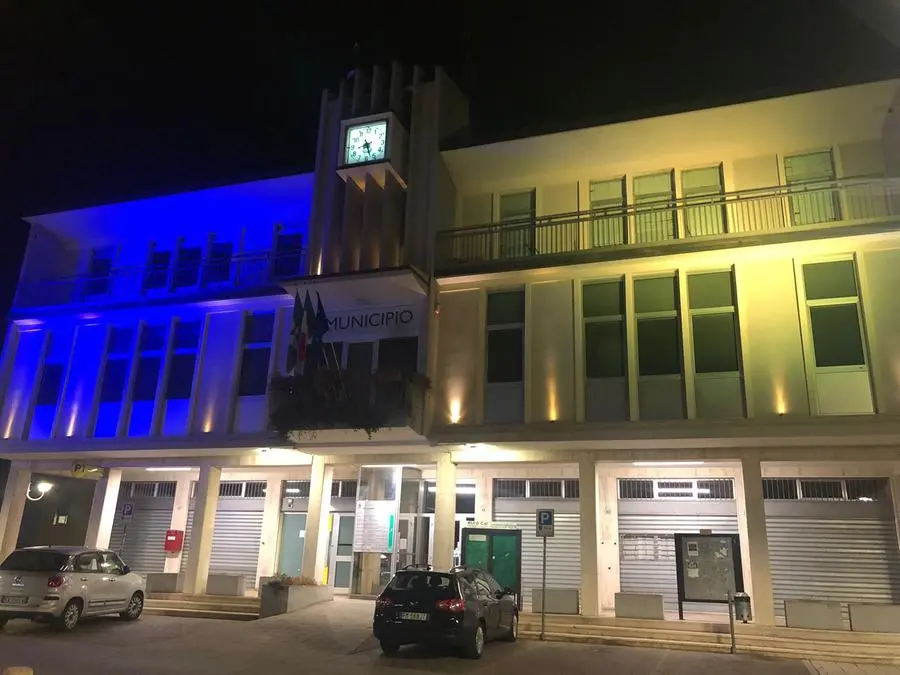 Il municipio di Piancogno illuminato per l'Ucraina e la raccolta aiuti