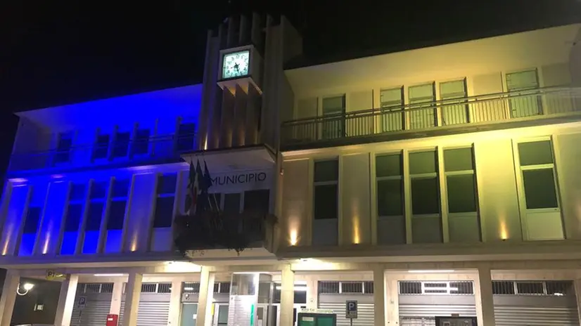Il municipio di Piancogno illuminato per l'Ucraina e la raccolta aiuti
