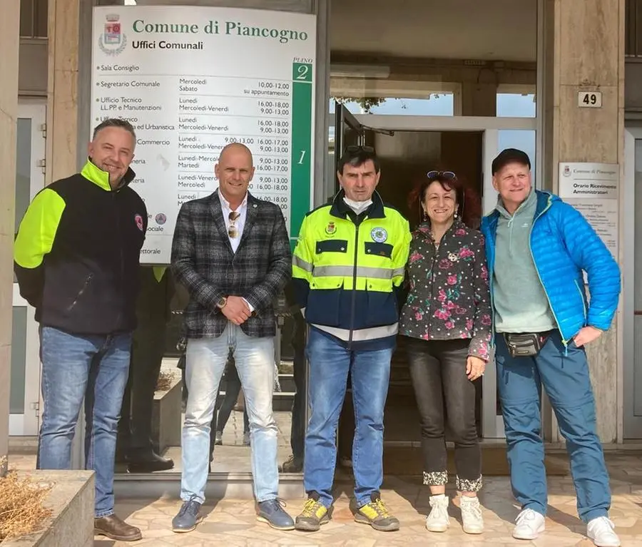 Il municipio di Piancogno illuminato per l'Ucraina e la raccolta aiuti