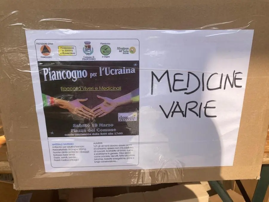 Il municipio di Piancogno illuminato per l'Ucraina e la raccolta aiuti