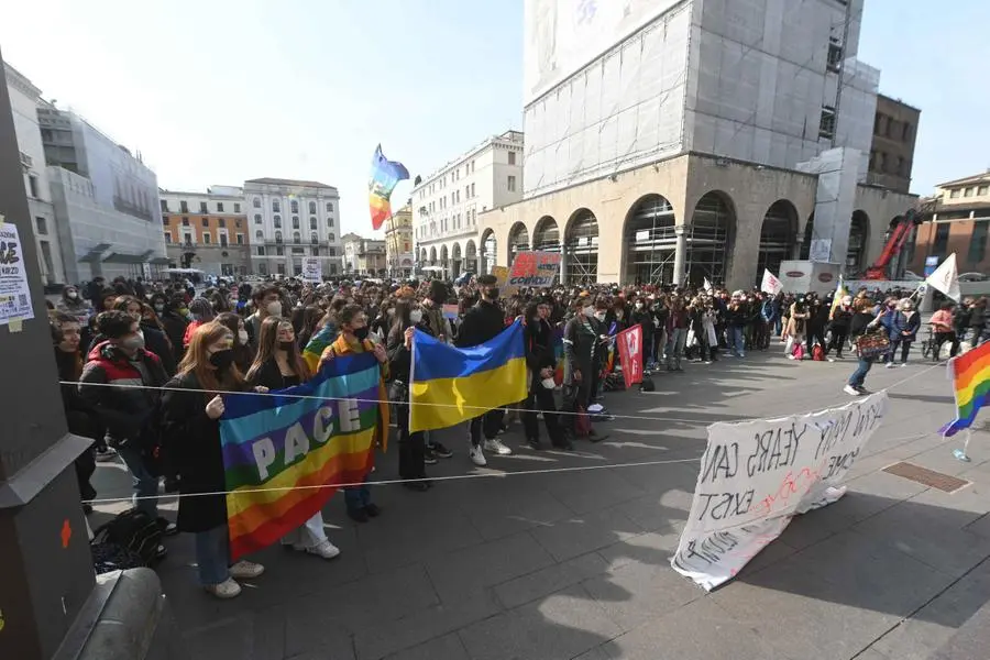 La manifestazione per la pace in Ucraina a Brescia