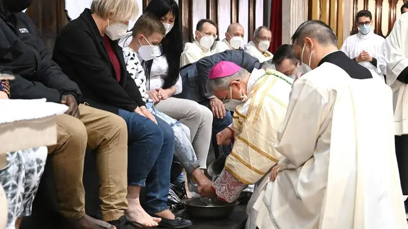 La lavanda dei piedi nella Cena del Signore - © www.giornaledibrescia.it