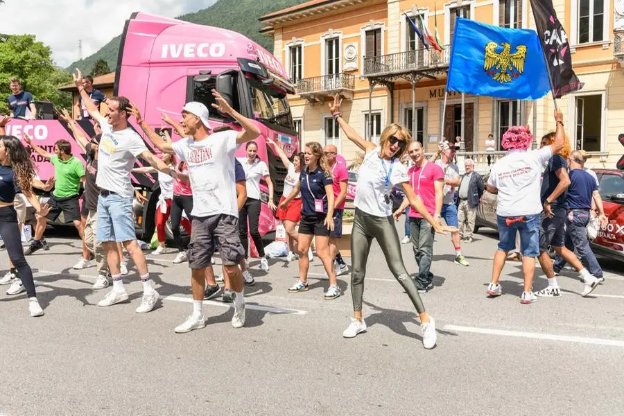 Giro d'Italia, il passaggio della carovana a Breno