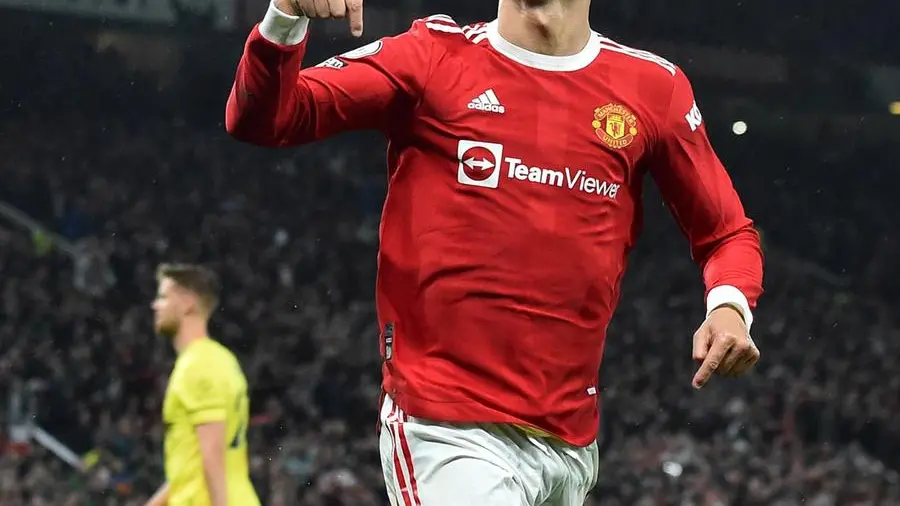 Cristiano Ronaldo con la maglia dello United - Foto EPA © www.giornaledibrescia.it