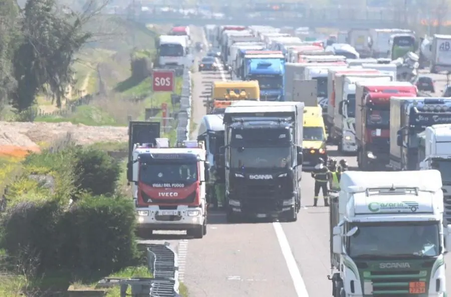 Incidente tra due camion in A4, in direzione Torino