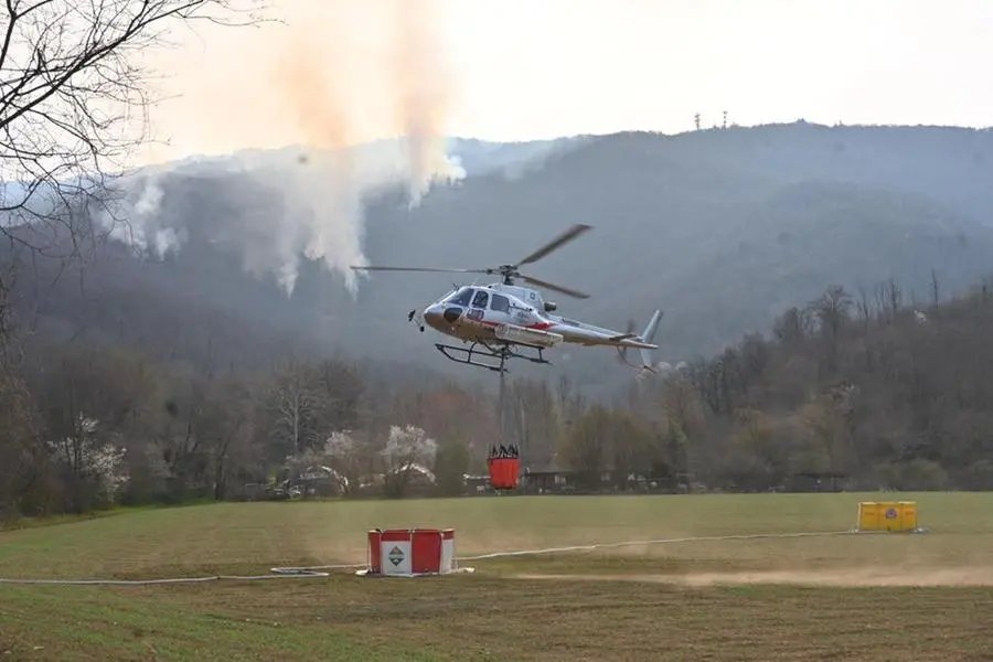 L'elicottero in Valle di Mompiano per spegnere l'incendio