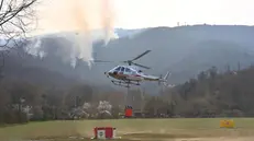 L'elicottero in Valle di Mompiano per spegnere l'incendio