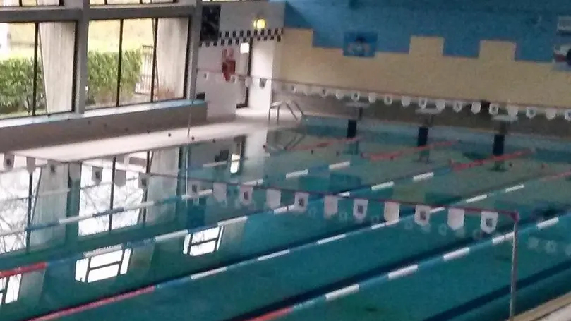 L’interno della piscina comunale di Edolo - © www.giornaledibrescia.it