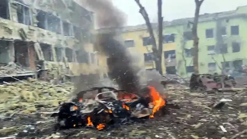 Guerra in Ucraina, l'ospedale pediatrico bombardato a Mariupol