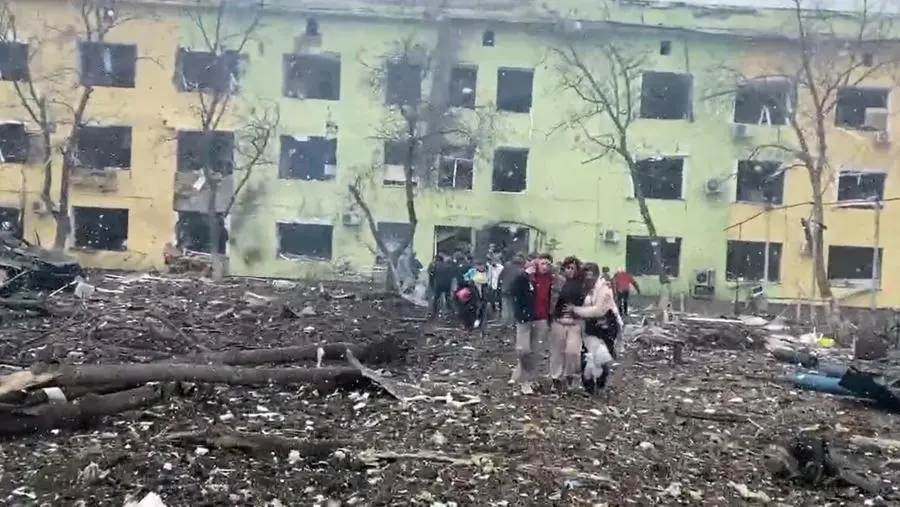 Guerra in Ucraina, l'ospedale pediatrico bombardato a Mariupol