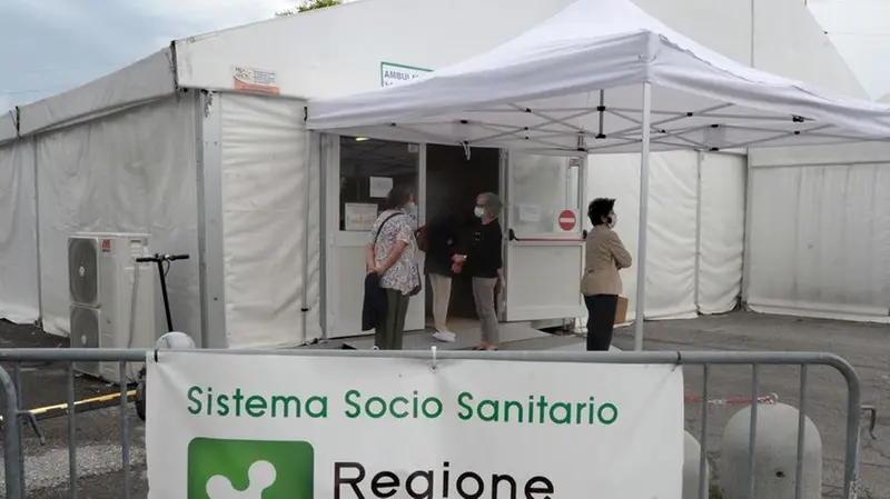 Uno scorcio dell’area Spettacoli viaggianti di via Morelli, dove oggi è allestito l’hub vaccinale - © www.giornaledibrescia.it