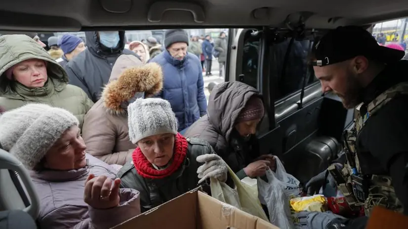 La distribuzione di viveri alla gente di Bucha -  © www.giornaledibrescia.it
