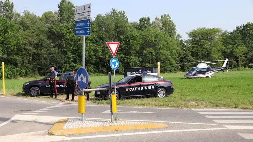 Auto ed elicottero dei carabinieri nella zona di Desenzano  Foto © www.giornaledibrescia.it