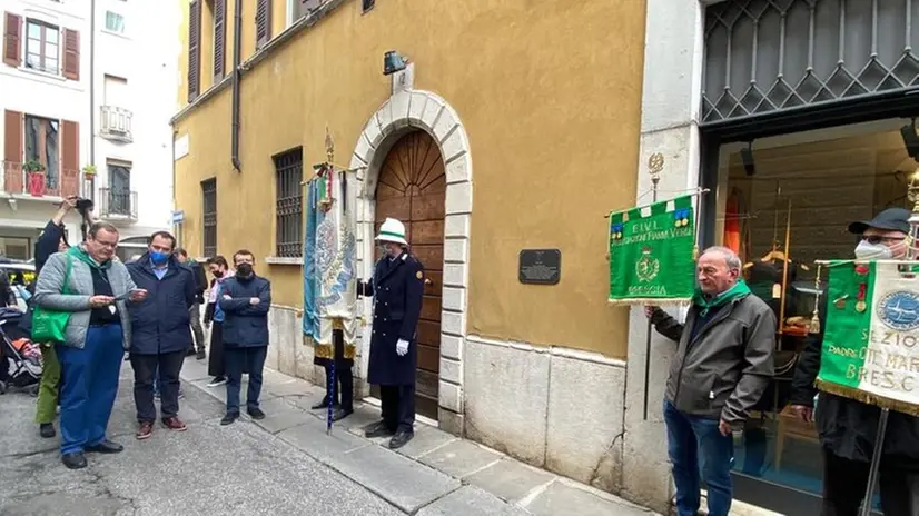 Un momento dello svelamento di una delle quattro targhe - Foto Laura Forcella, pagina Facebook Commissione scuola Anpi Brescia