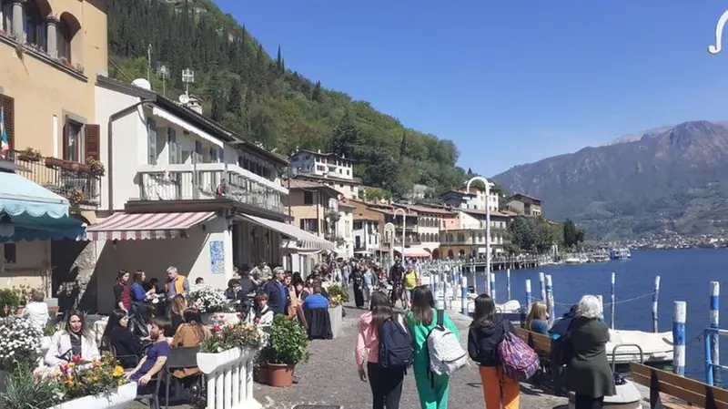 Viavai di gente, tra passeggiate e pic-nic, anche sul Sebino