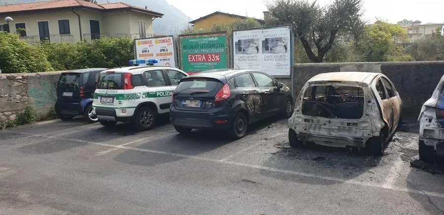Tre le auto incendiate nella frazione Campoverde di Salò