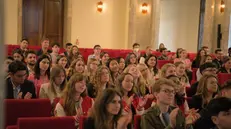 Gli studenti universitari alla cerimonia d'apertura a Villa Fenaroli di Rezzato - © www.giornaledibrescia.it