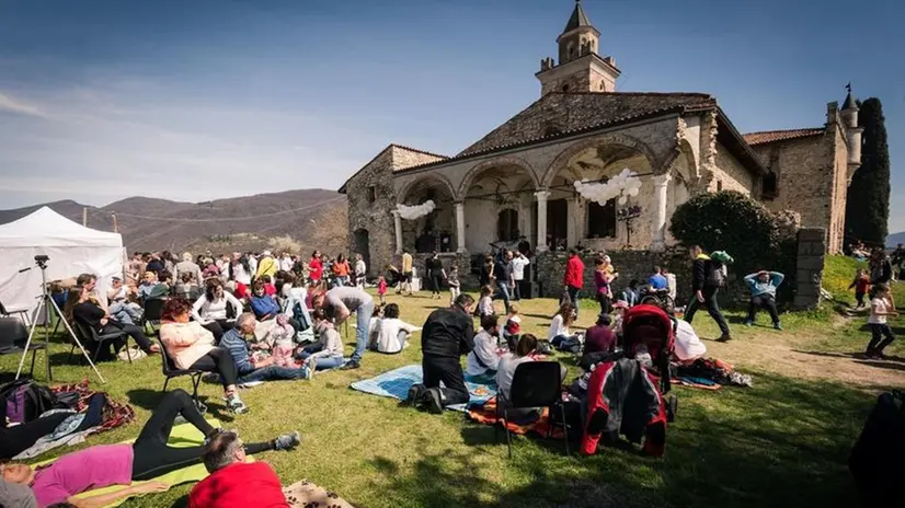 I partecipanti potranno ritirare il cestino del pic-nic da consumare nel prato