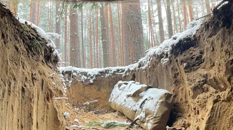 La trincea, in un riparo scavato sotto terra, nei boschi