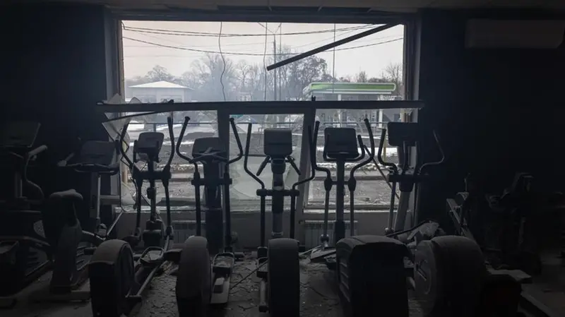 Una palestra e un negozio distrutti dopo la caduta del missile contro la torre della tv a Kiev