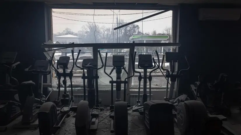 Una palestra e un negozio distrutti dopo la caduta del missile contro la torre della tv a Kiev