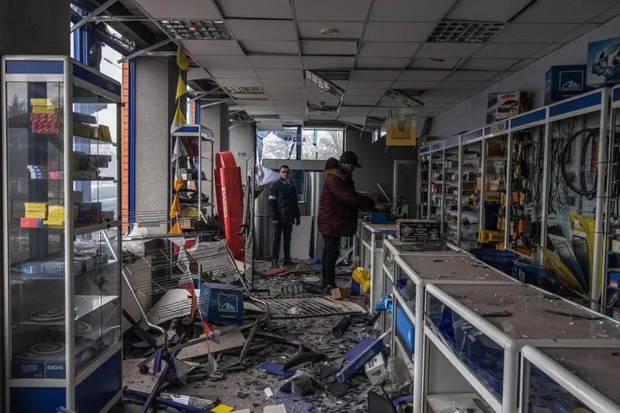 Una palestra e un negozio distrutti dopo la caduta del missile contro la torre della tv a Kiev